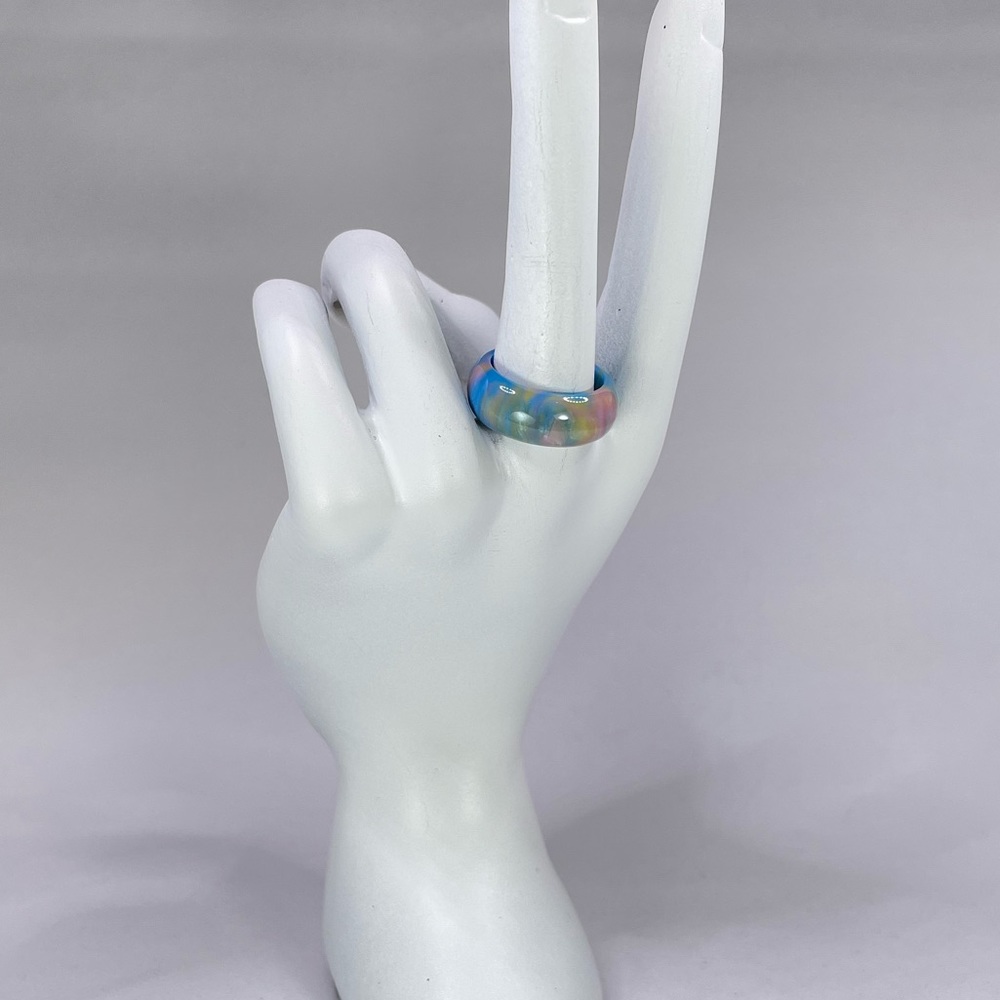 🎉Free with Purchase🎉 Rainbow glitter lucite ring, blue, pink, yellow sz 5.5